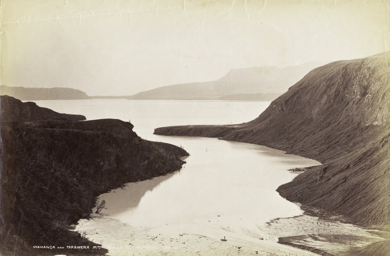 Montanhas Wahanga e Tarawera, do lago Tarawera, Octoner 1886 (impressão albumen) de George Dobson Valentine