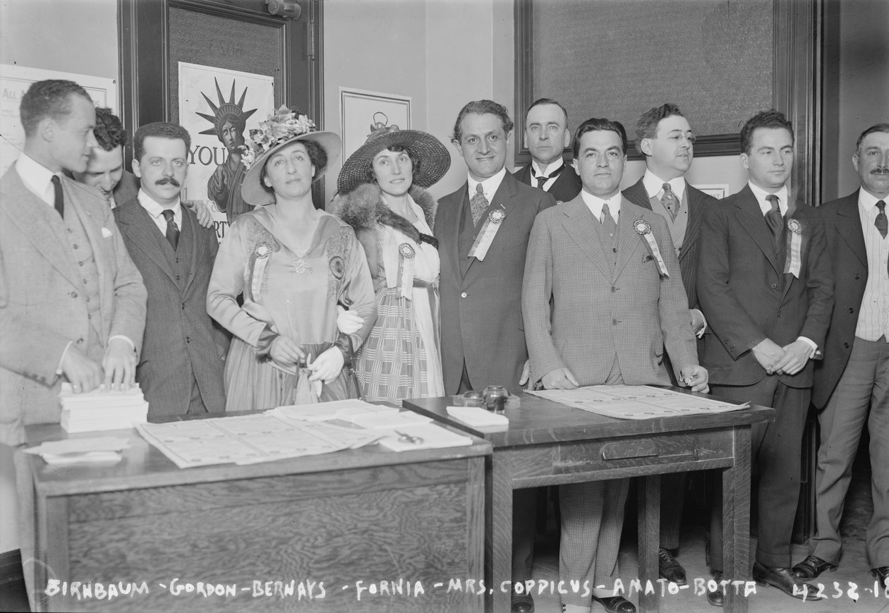 Cantores de ópera e músicos abrindo os Escritórios de Empréstimos Oficiais da Liberdade no Aeolian Hall, Nova York, 1917 de George Grantham Bain