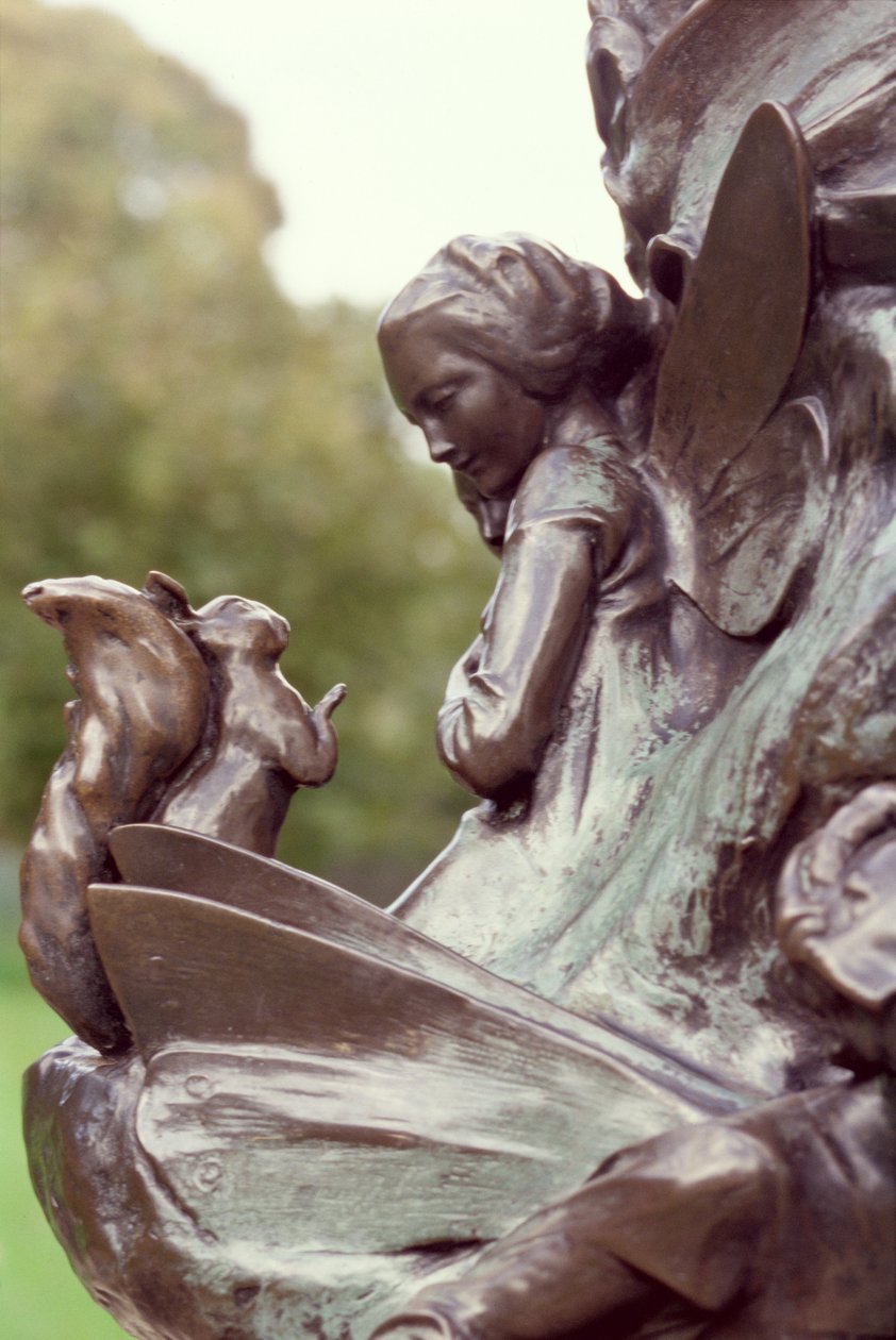 Fada e um esquilo, detalhe da estátua de Peter Pan, 1912 (bronze) de George James Frampton
