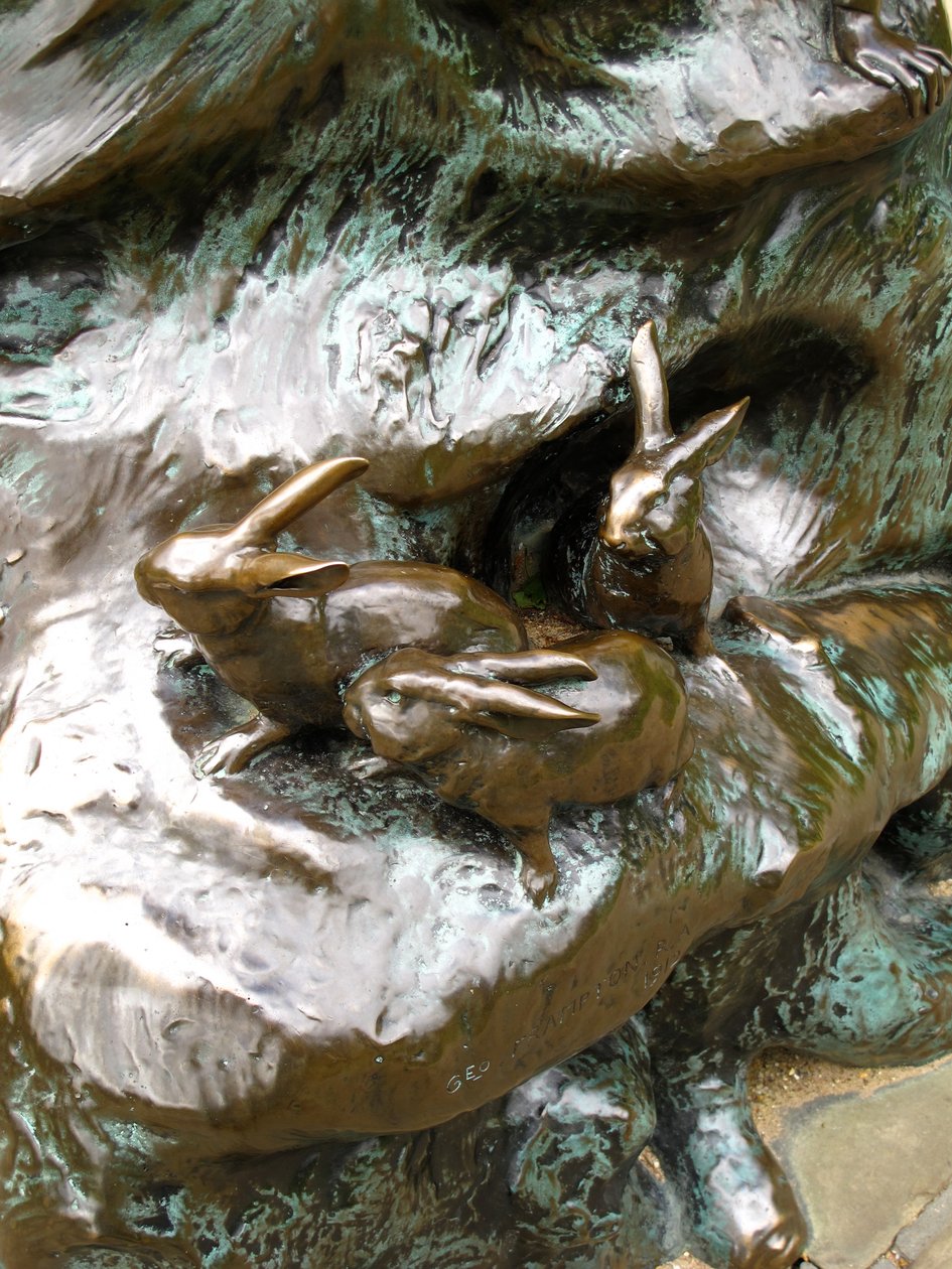 Coelhos, detalhe da estátua de Peter Pan, 1912 (bronze) de George James Frampton
