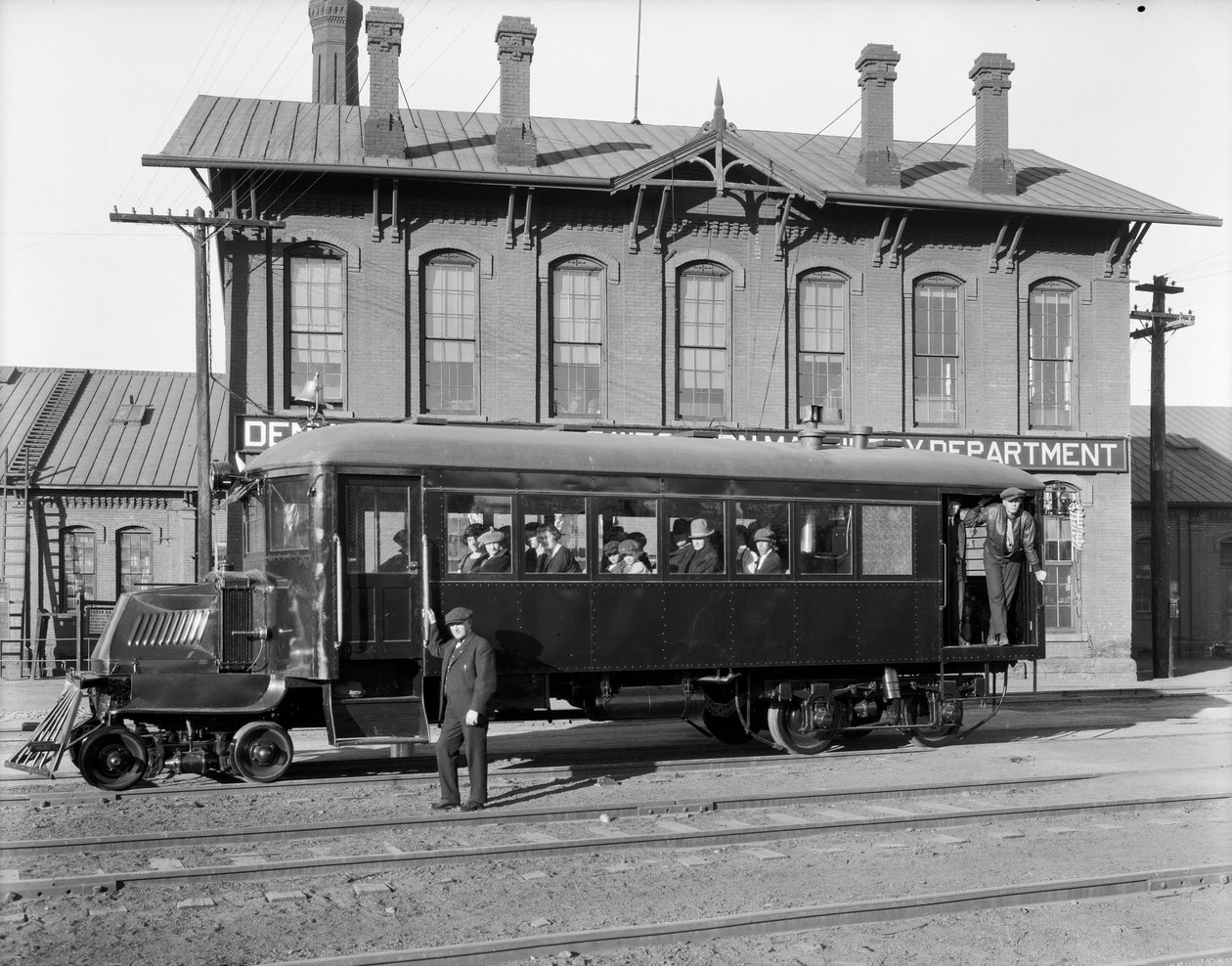 Mack railbus em julgamento na DundRGW Burnham Shops, 1926 de George Lytle Beam