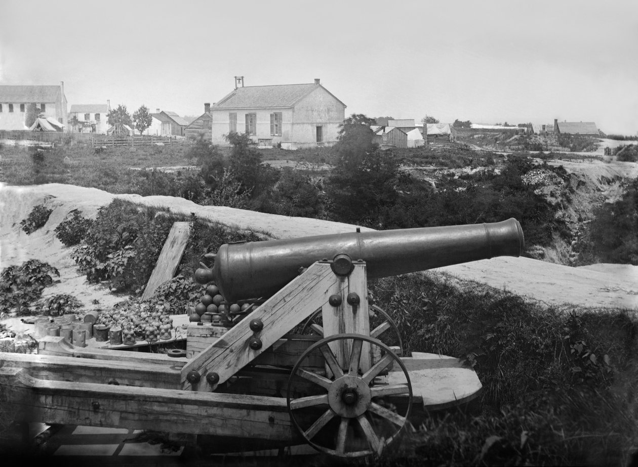 Arma confederada de 32 libras capturada fora de Yorktown, Virgínia, c. Julho de 1862 de George N. Barnard
