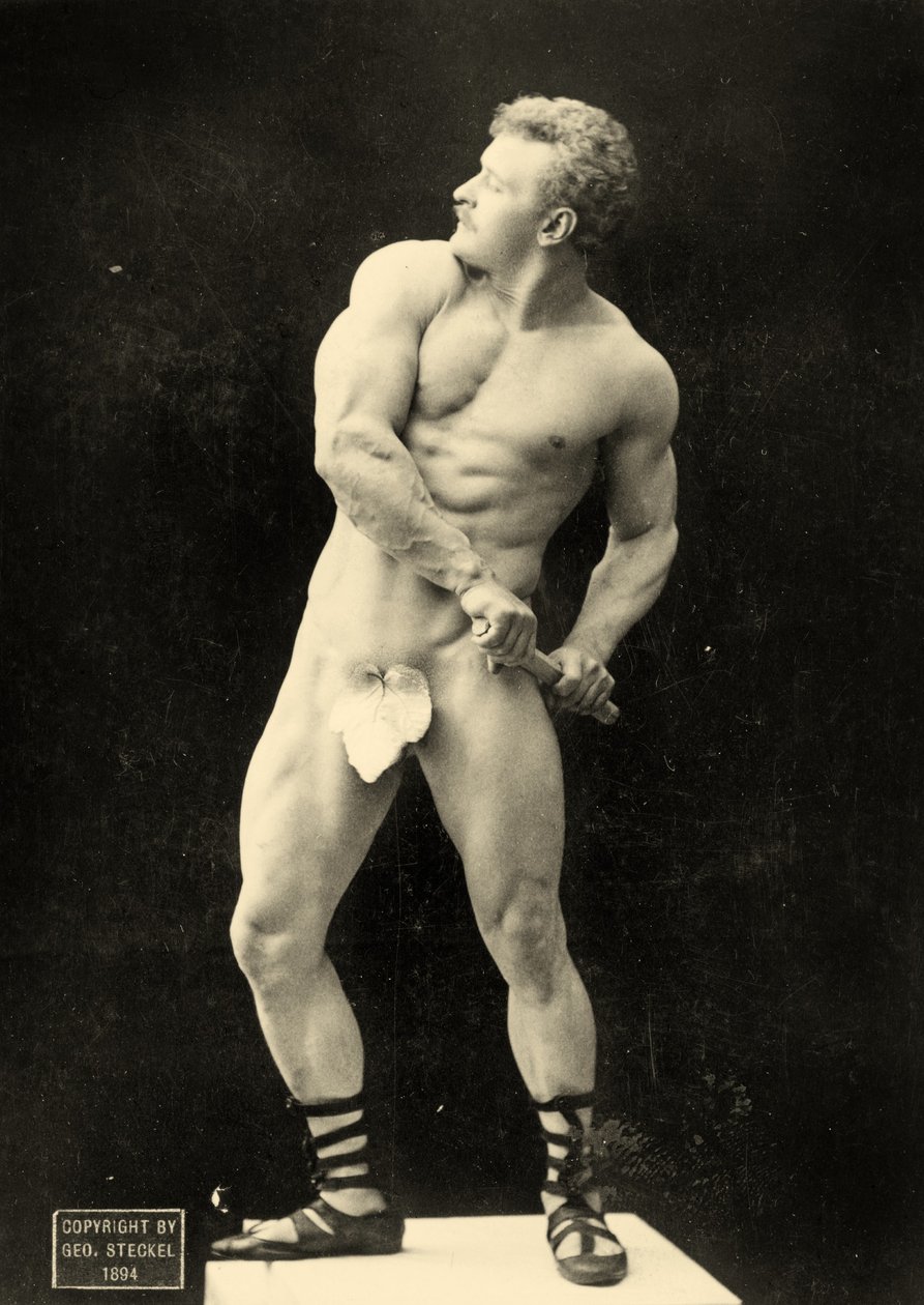 Eugen Sandow desenhando sua espada, em clássica pose greco-romana antiga, c.1894 de George Steckel