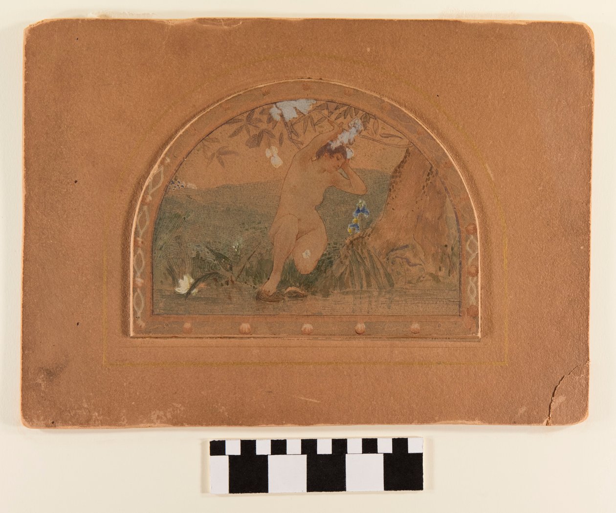 Aquarela semicircular a bordo de uma mulher nua na margem de um riacho. A pintura replica a imagem usada para o mosaico na estação da união de St Louis de George W. Chambers