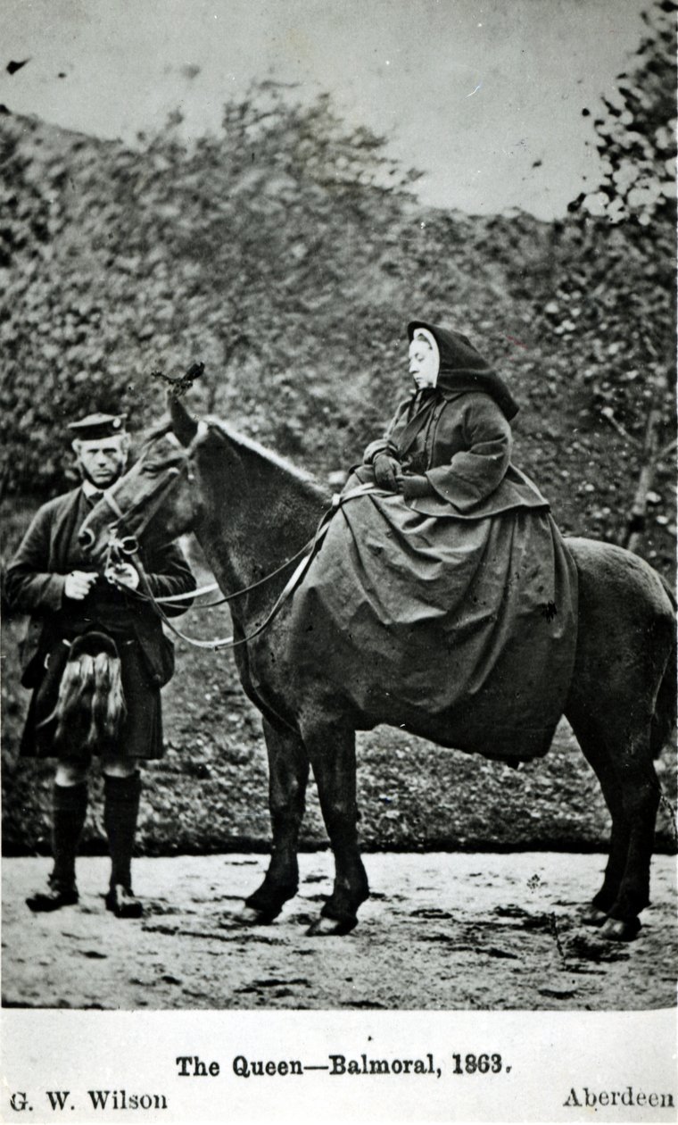 Rainha Vitória (1819-1901) a cavalo em Balmoral, 1863 de George Washington Wilson