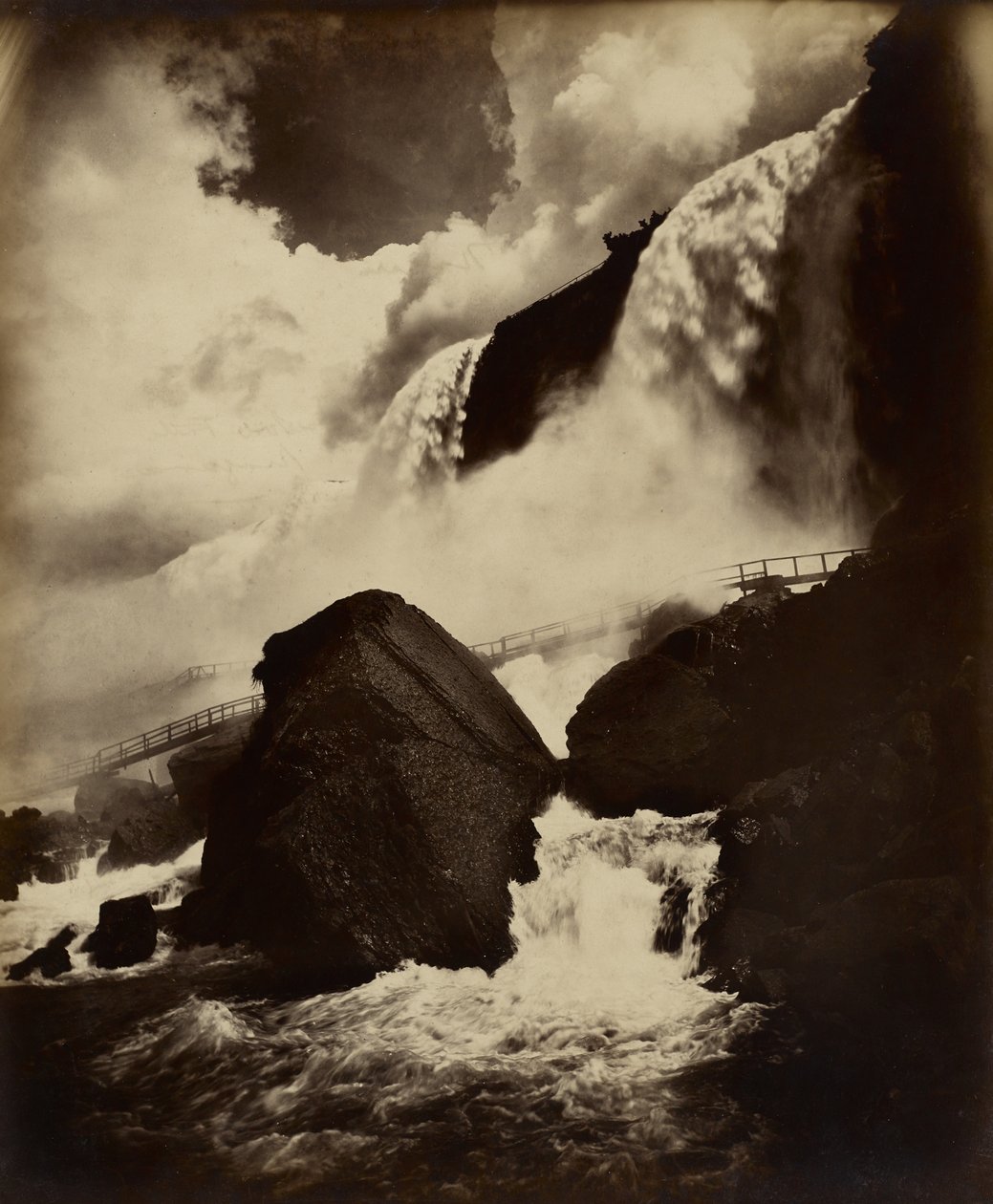 Caverna dos Ventos, Cataratas do Niágara, c.1890 (albumina de impressão de prata a partir de vidro negativo) de George Barker