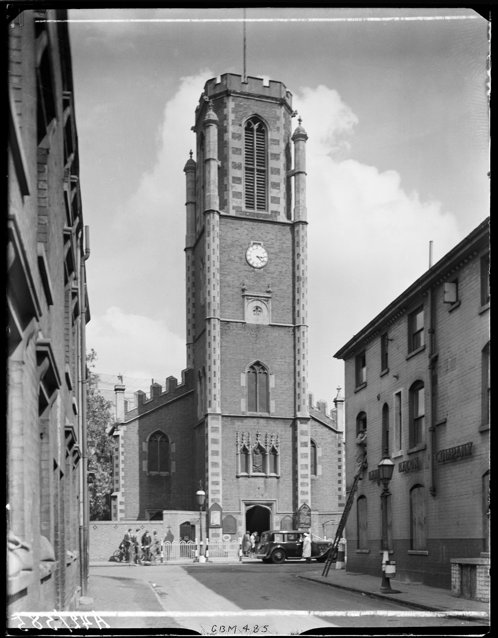Igreja do Bispo Ryder, Gem Street, Gosta Green, Birmingham, 1941. de George Bernard Mason