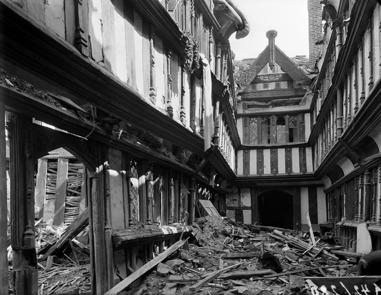 Dano de bomba ao Hospital Ford, Greyfriars Lane, Coventry, 1941. de George Bernard Mason