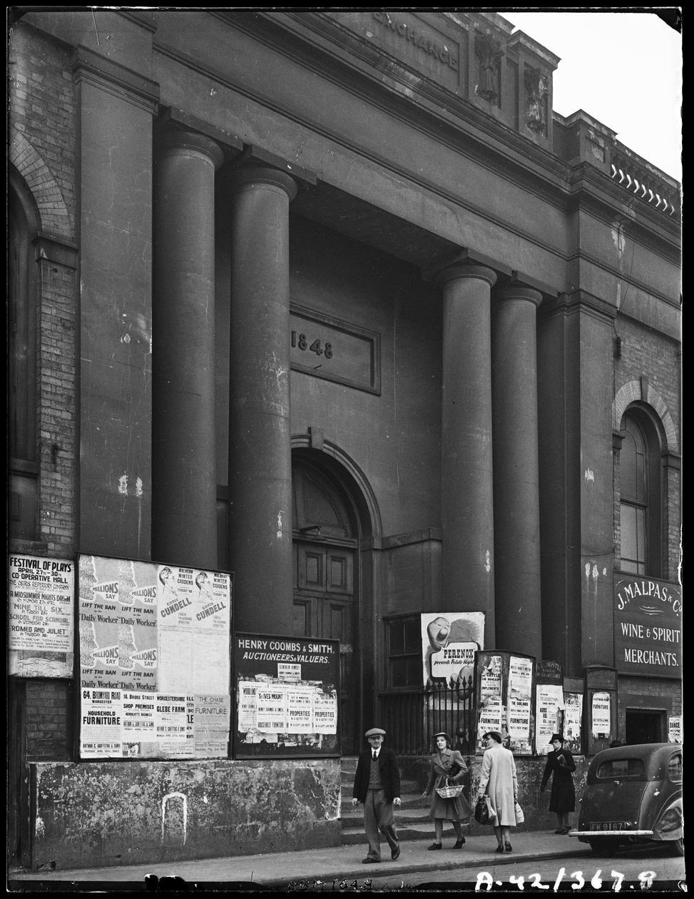 Corn Exchange, Angel Street, Worcester, Worcestershire, 1942. de George Bernard Mason