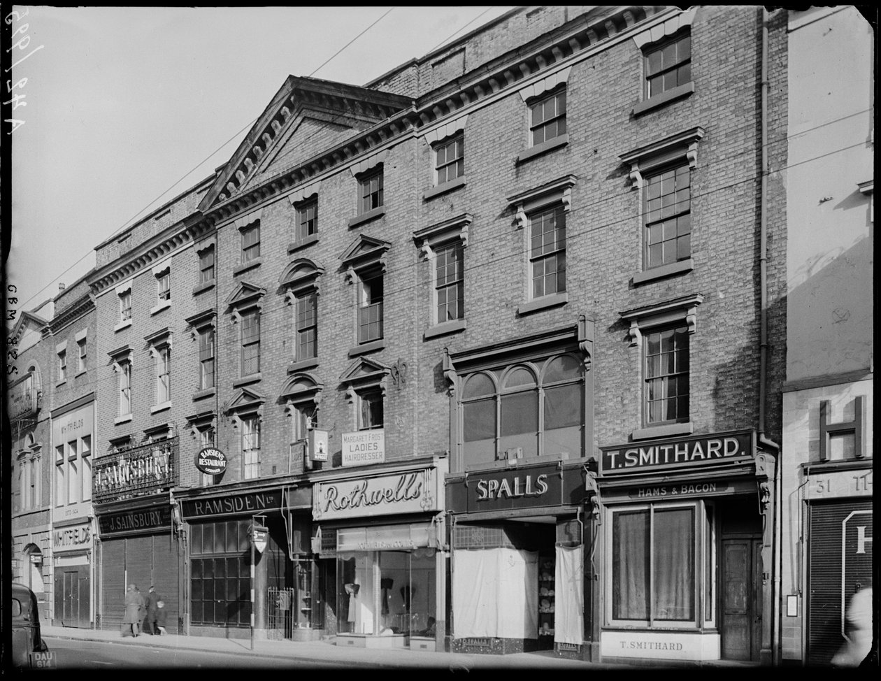 Devonshire House, 36 Corn Market, Derby, 1942. de George Bernard Mason