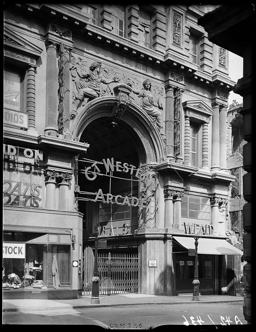 Great Western Arcade, Temple Row, Birmingham, 1941. de George Bernard Mason