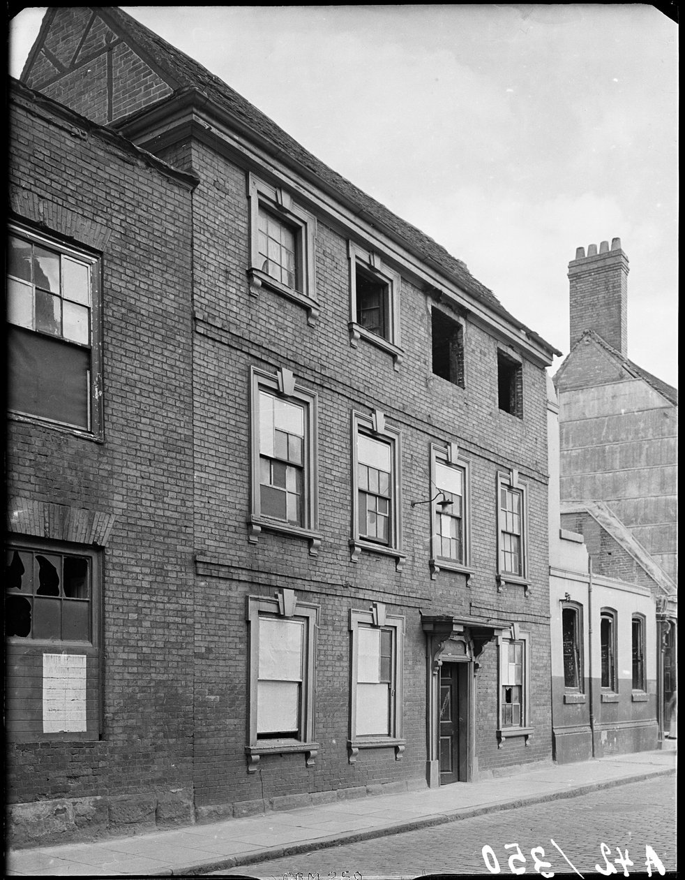 Little Park Street, Coventry, 1941. de George Bernard Mason