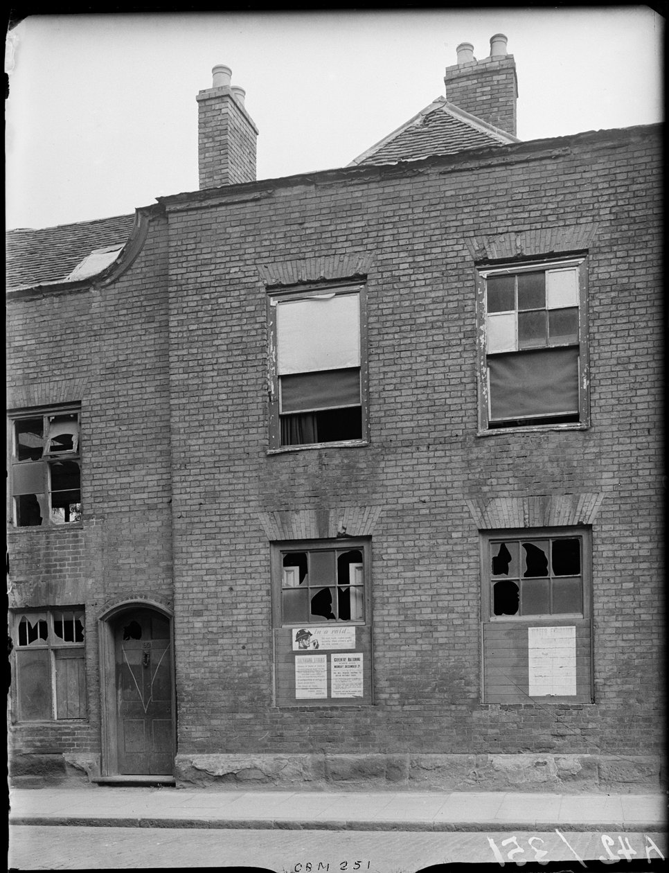 Little Park Street, Coventry, 1941. de George Bernard Mason