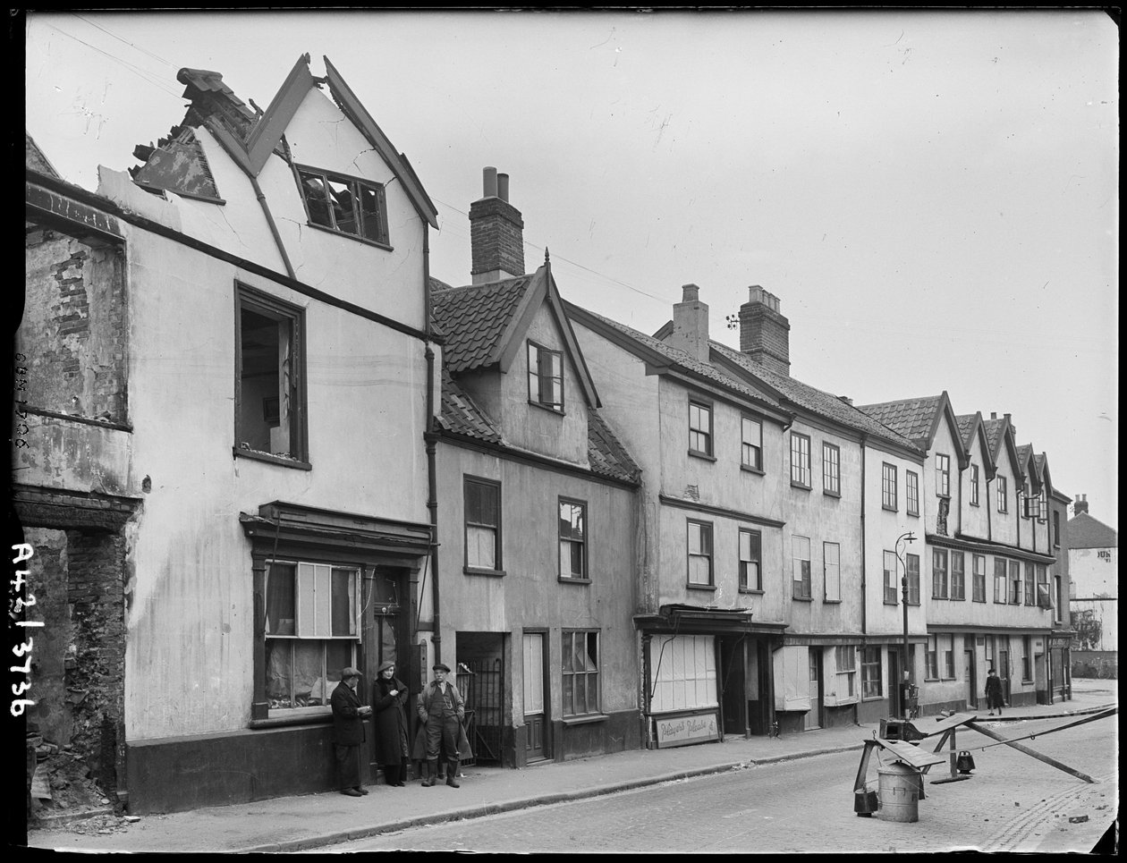 Oak Street, Norwich, Norfolk, 1942. de George Bernard Mason