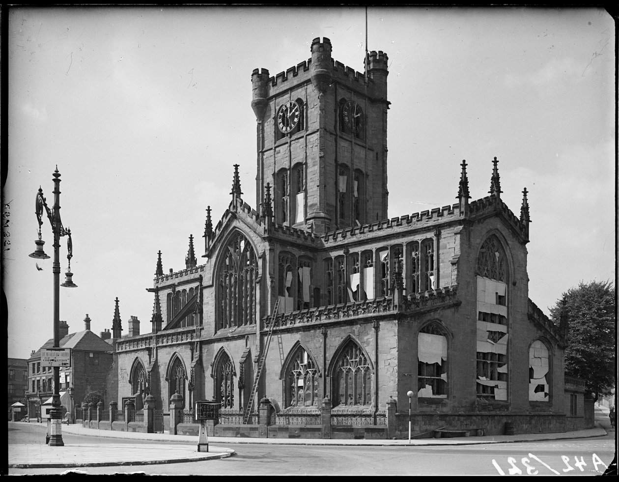 Igreja de São João Batista, Fleet Street, Bablake, Coventry, 1941. de George Bernard Mason