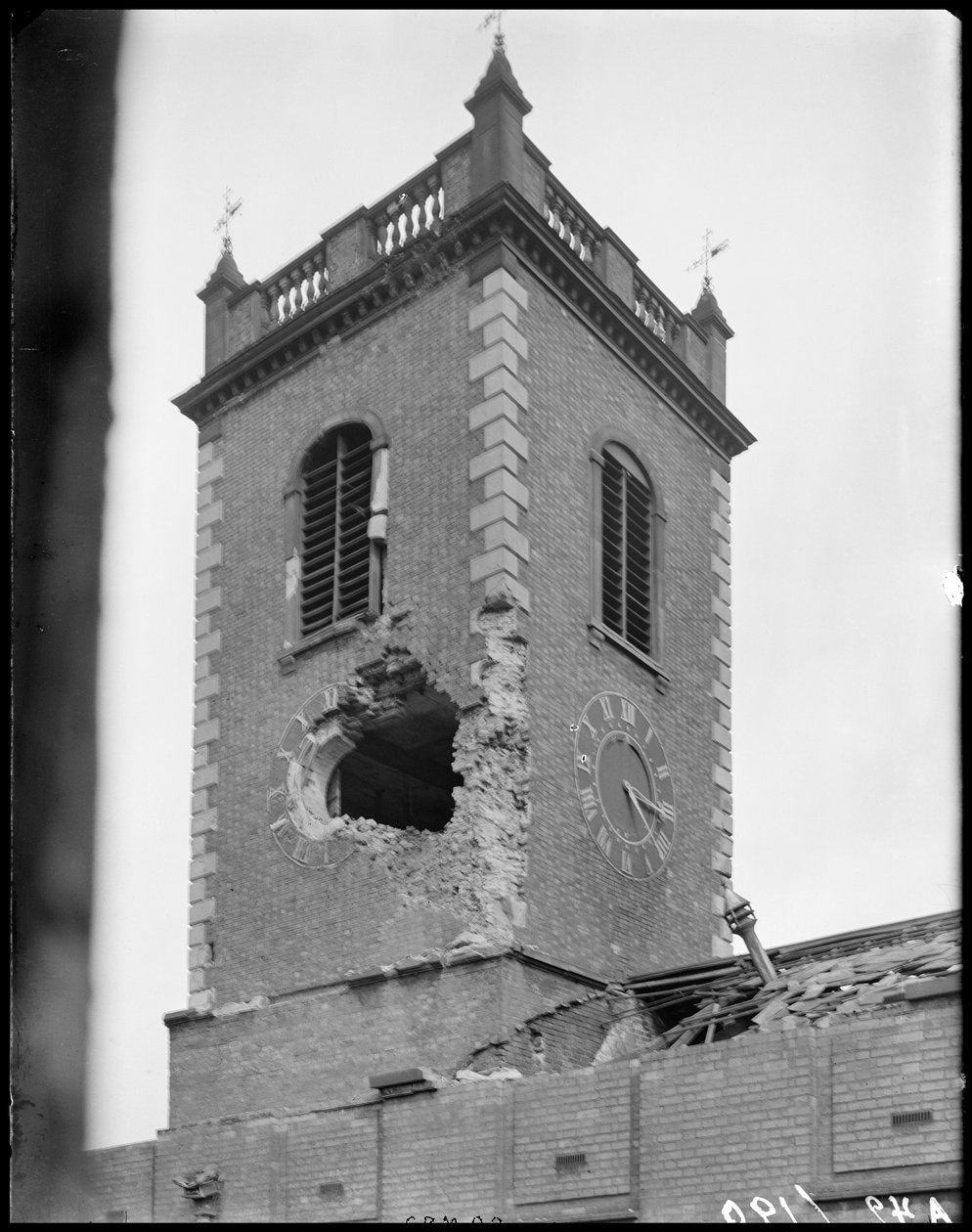 Igreja de São João, High Street, Deritend, Birmingham, West Midlands, 1941. de George Bernard Mason