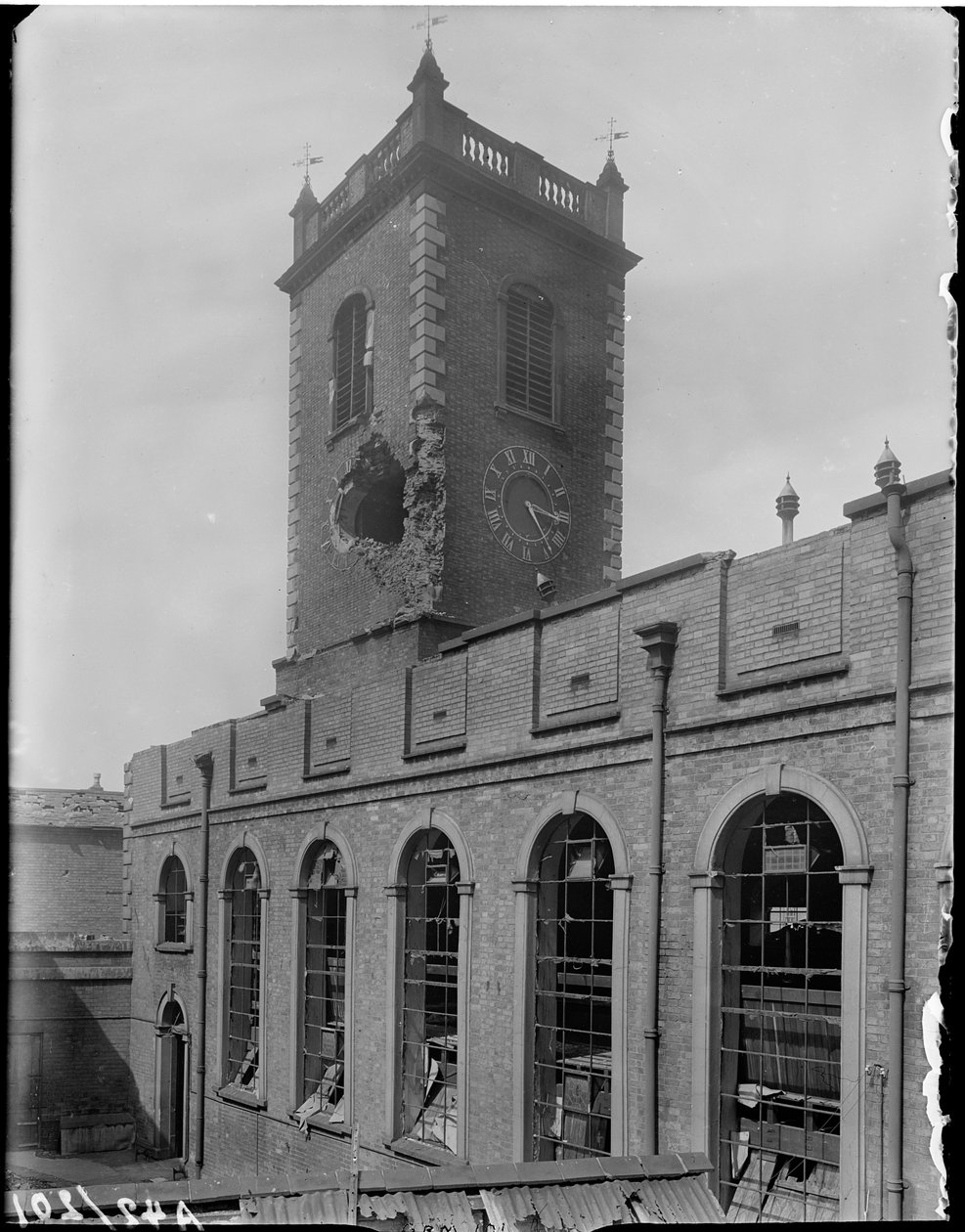 Igreja de São João, High Street Deritend, Deritend, Birmingham, 1941. de George Bernard Mason
