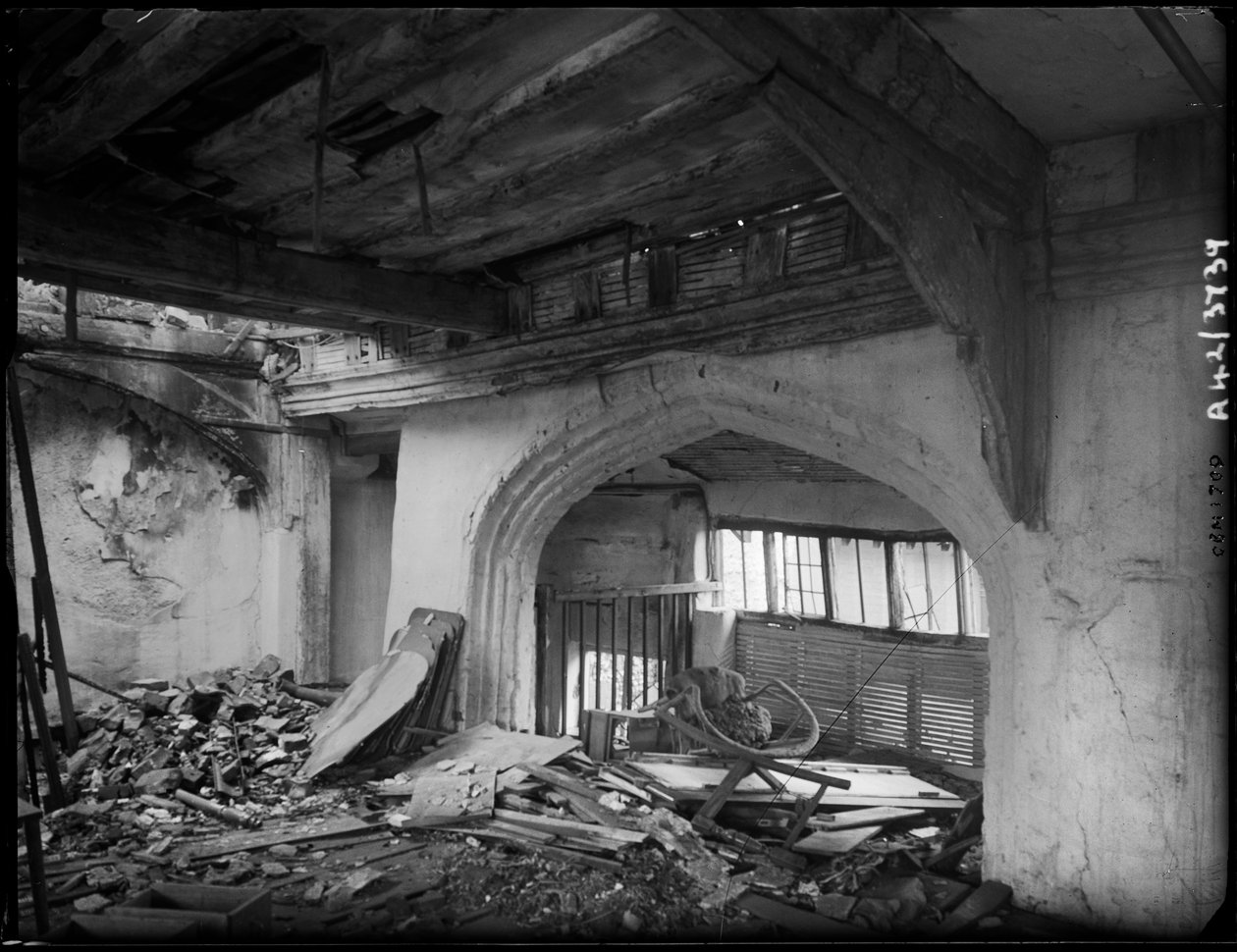 The Great Hall, 127 Oak Street, Norwich, Norfolk, 1942. de George Bernard Mason