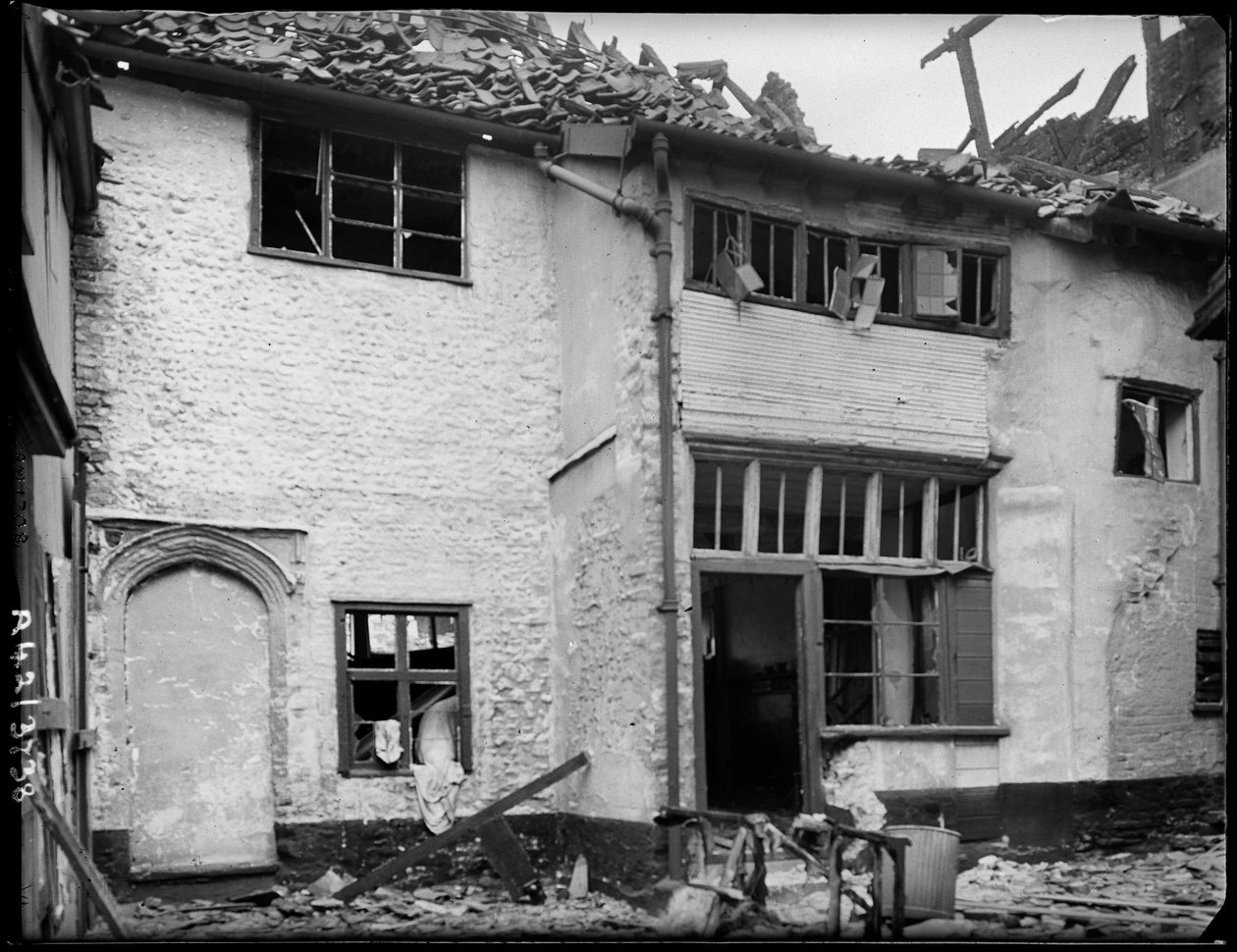 The Great Hall, 127 Oak Street, Norwich, Norfolk, 1942. de George Bernard Mason