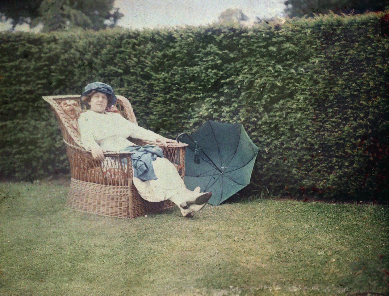 Mulher sentada em uma cadeira de jardim (autocromo) de George Bernard Shaw
