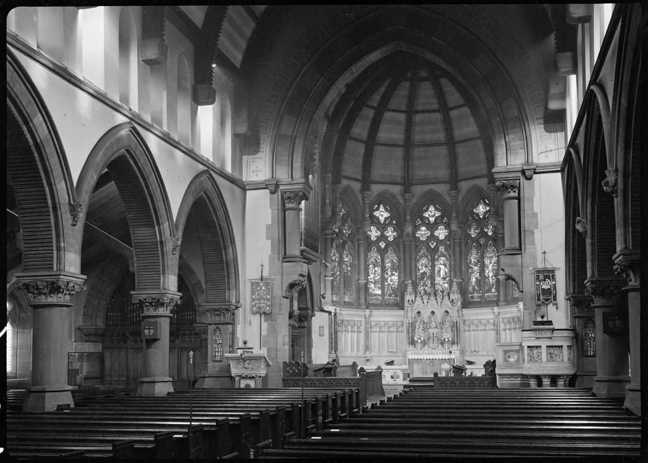Igreja de São Clemente, Chapeltown Road, Sheepscar, Leeds, 1942. de George Bernard Wood