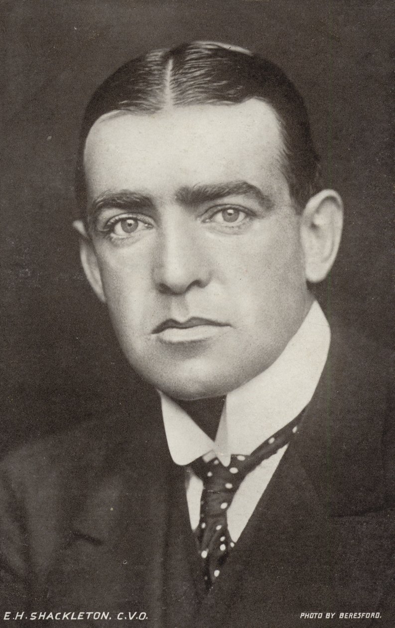 Ernest Shackleton (1874-1922), explorador antártico britânico (fotografia a preto e branco) de George Charles Beresford