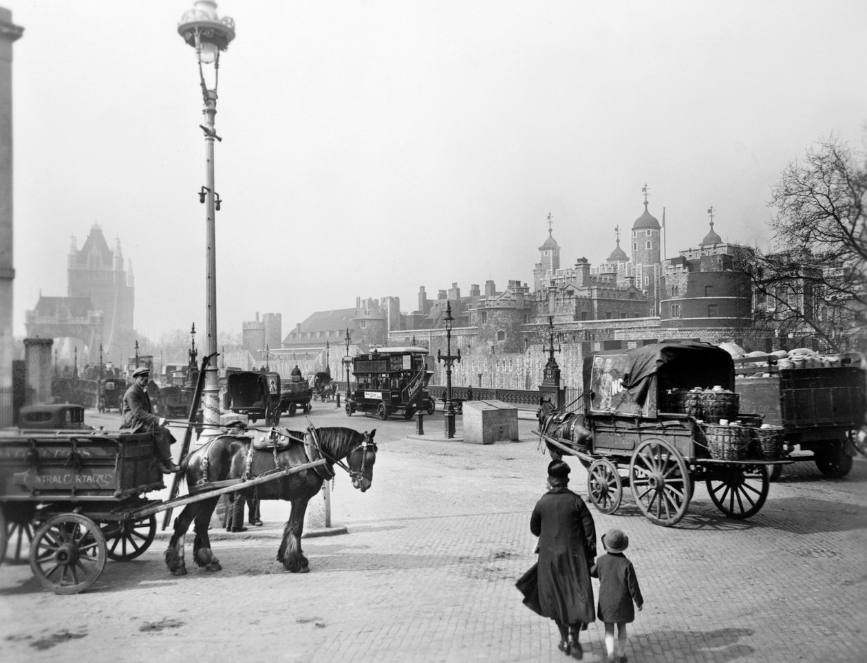 Carrinhos fora da Torre de Londres, c1930 de George Davison Reid