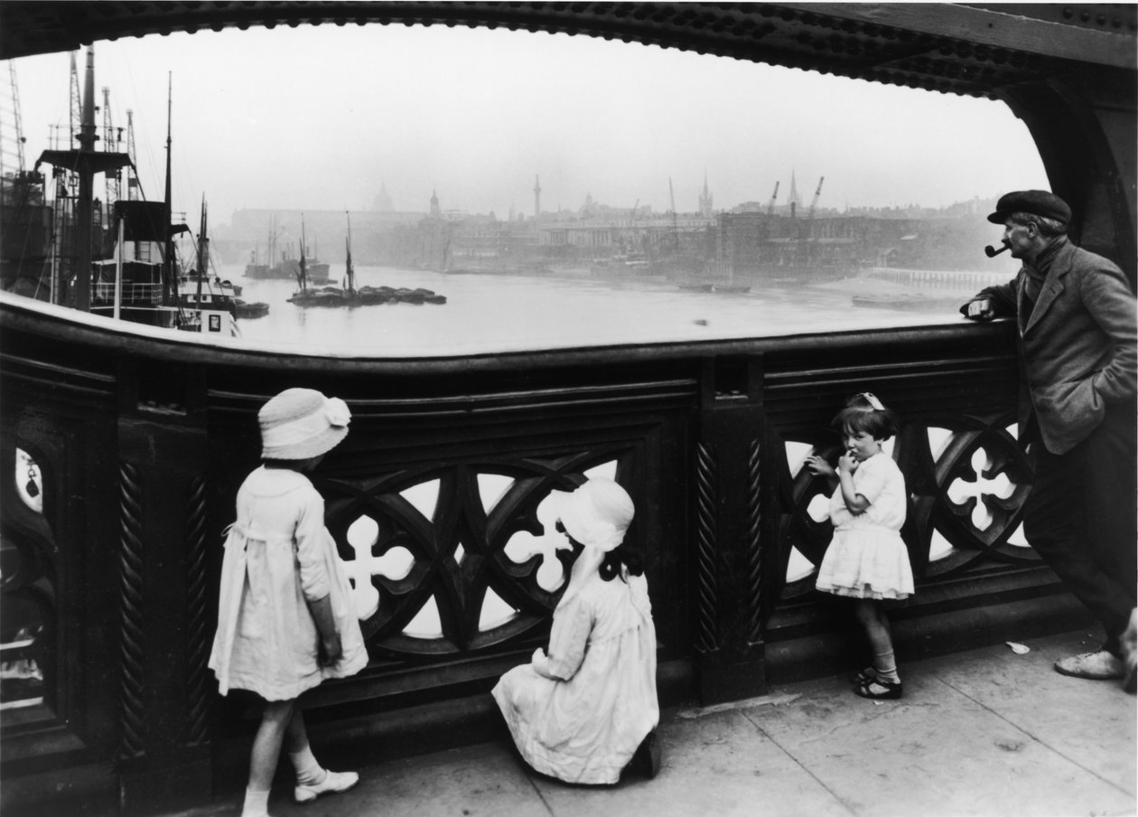 Pessoas observando o Tâmisa da Tower Bridge, City of London, c1930 de George Davison Reid