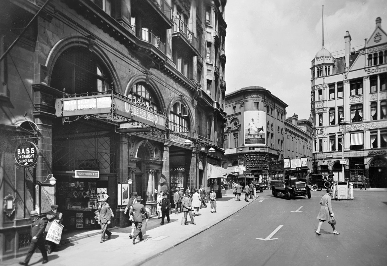Estação Piccadilly Circus, entrada Haymarket, Westminster, Londres, década de 1930 de George Davison Reid