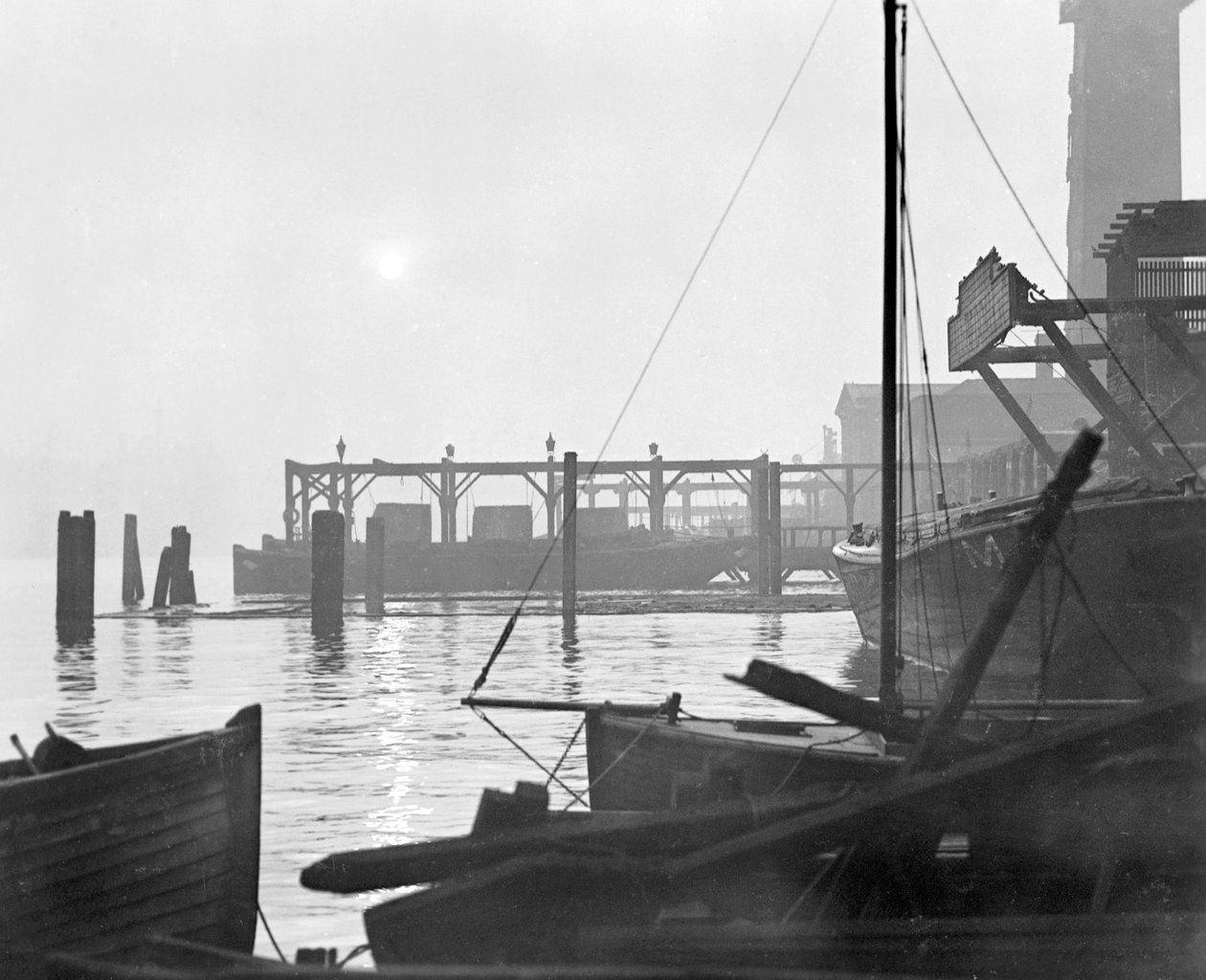 Nascer do sol sobre a orla de Lambeth olhando para o leste, Londres, início dos anos 1930 de George Davison Reid