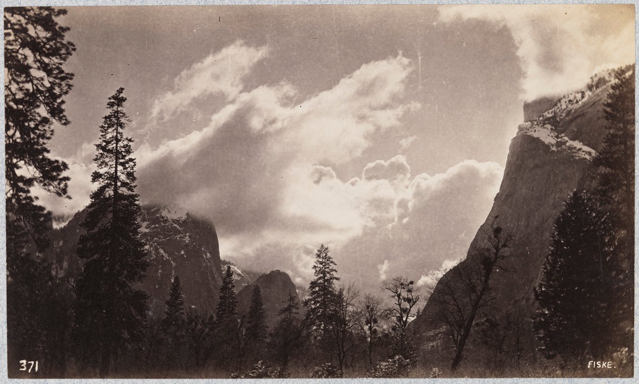 Vale de Yosemite, com nuvens de George Fiske