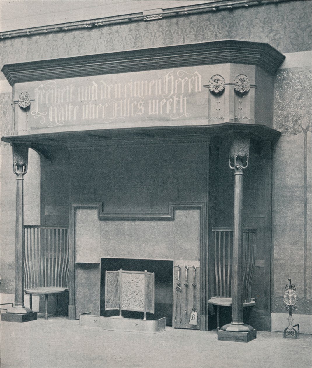 Lareira projetada por C. Harrison Townsend com escultura projetada e executada por George Frampton, Artistas: George Frampton, Charles Harrison Townsend. de Charles Harrison Townsend