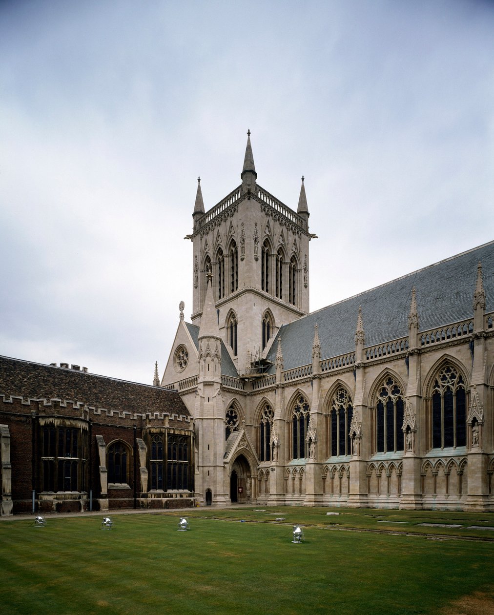 Arte gótica: vista do Saint John College fundado em 1511 pela Condessa de Richmond. A capela foi construída em 1864 sobre um projeto de Sir George Gilbert Scoot. Universidade de Cambridge, Inglaterra de George Gilbert Scott