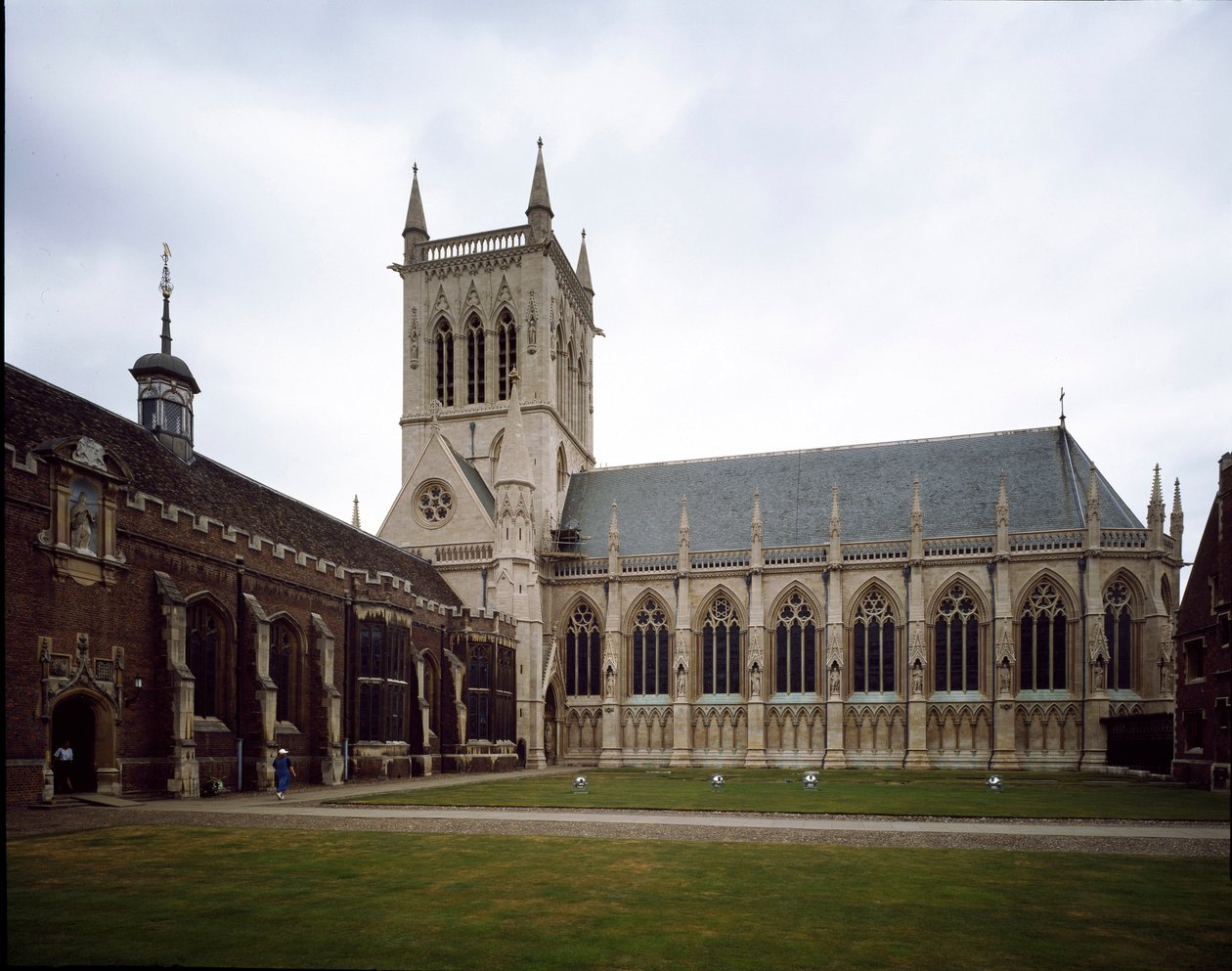 Arte gótica: vista do Saint John College fundado em 1511 pela Condessa de Richmond. A capela foi construída em 1864 sobre um projeto de Sir George Gilbert Scoot. Universidade de Cambridge, Inglaterra de George Gilbert Scott