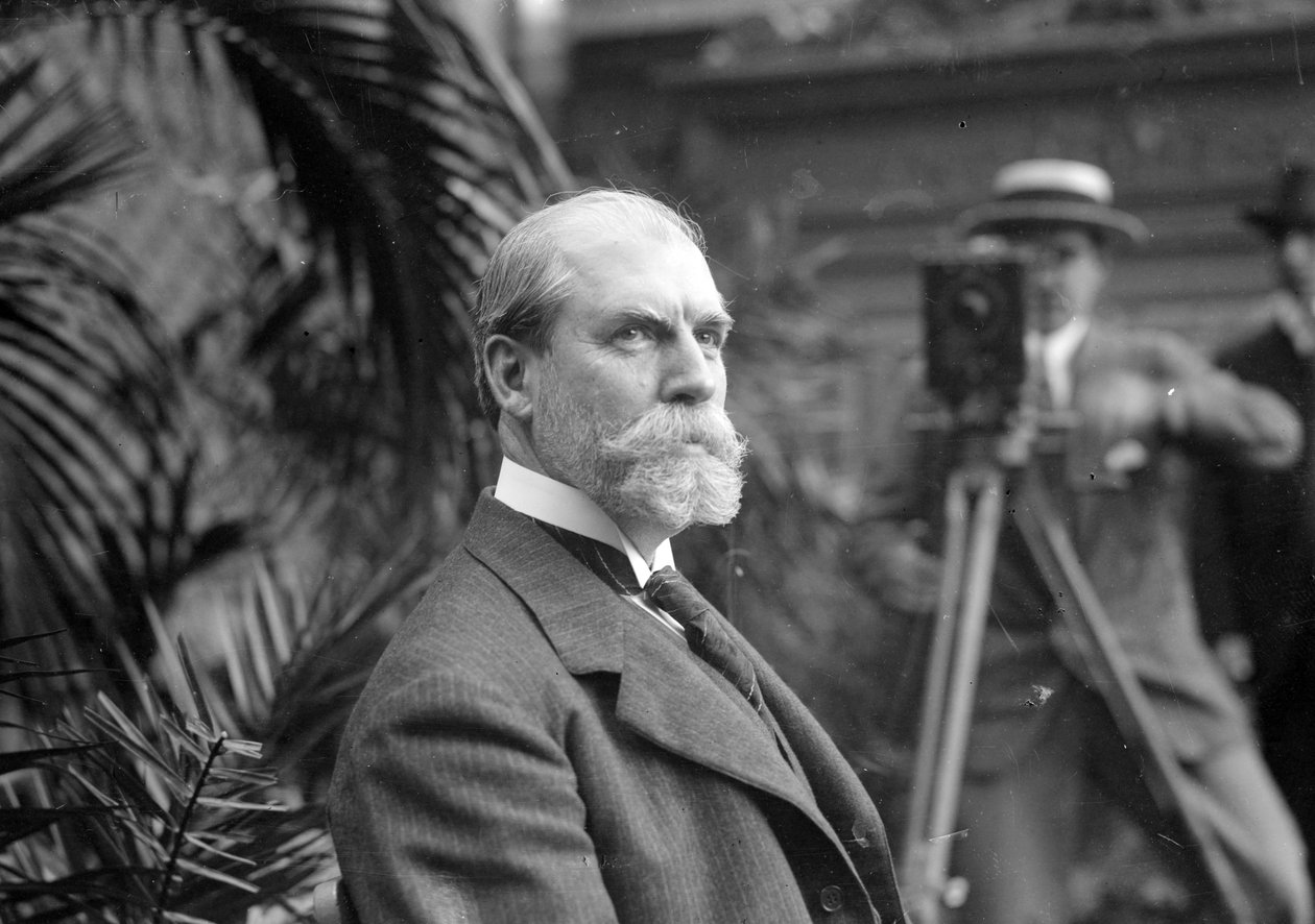 Charles E. Hughes na câmera, c.1915-20 de George Grantham Bain