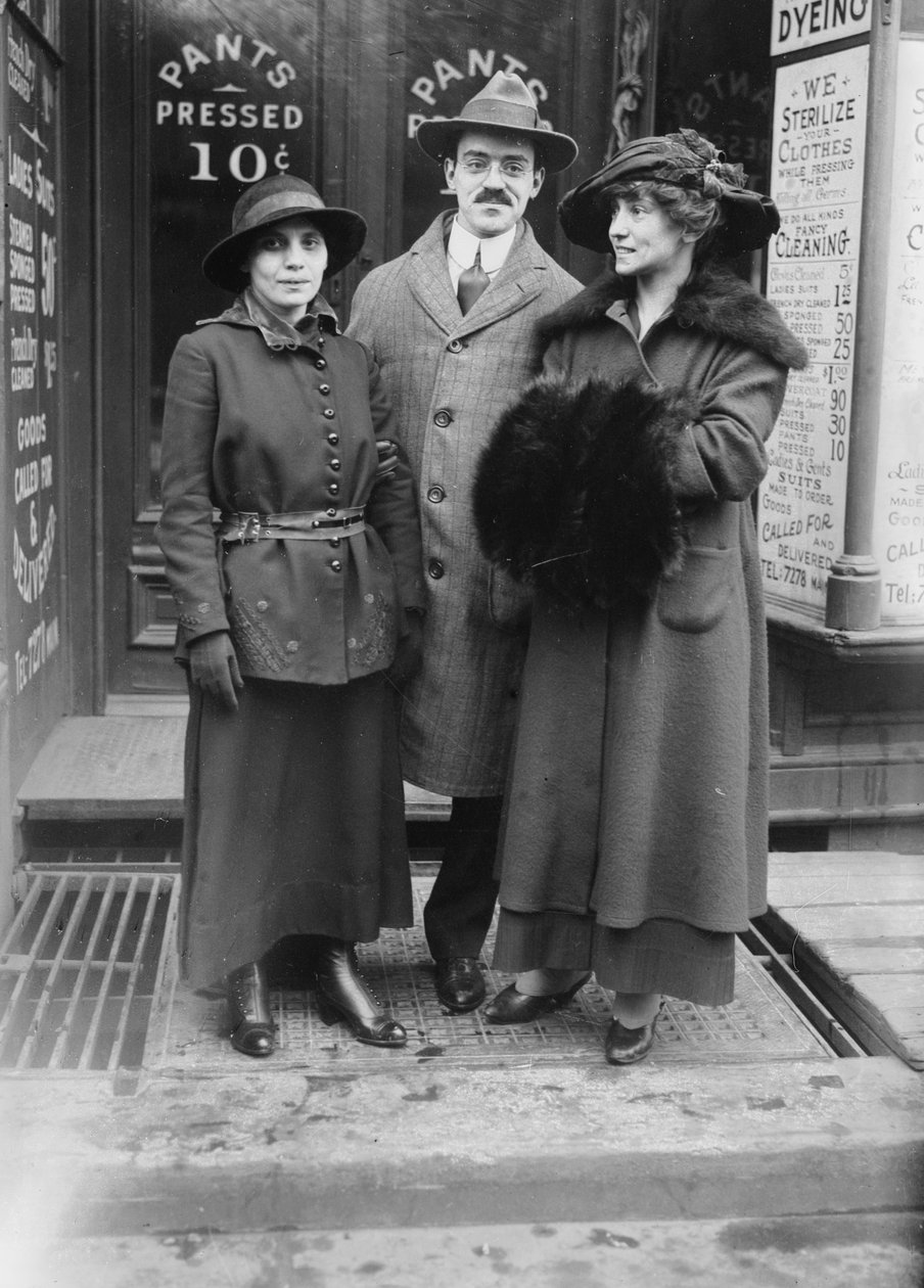 Fania Mindell, editora Harold Hersey e Marian Bloom, provavelmente tiradas durante o julgamento de Bownsville, 1917 de George Grantham Bain