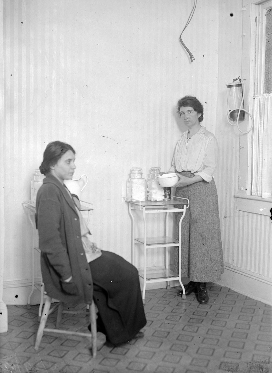 Margaret Sanger com sua colega Fania Mindell, na clínica em Brownsville, Brooklyn, c.1916 de George Grantham Bain