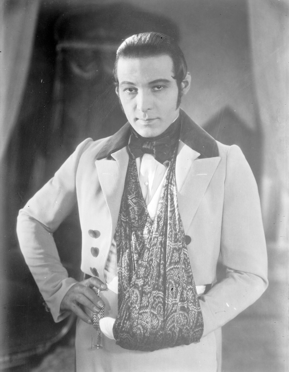 Valentino no set de &39;The Eagle&39; com o braço em uma tipóia depois de um acidente de carro, c.1925 de George Grantham Bain