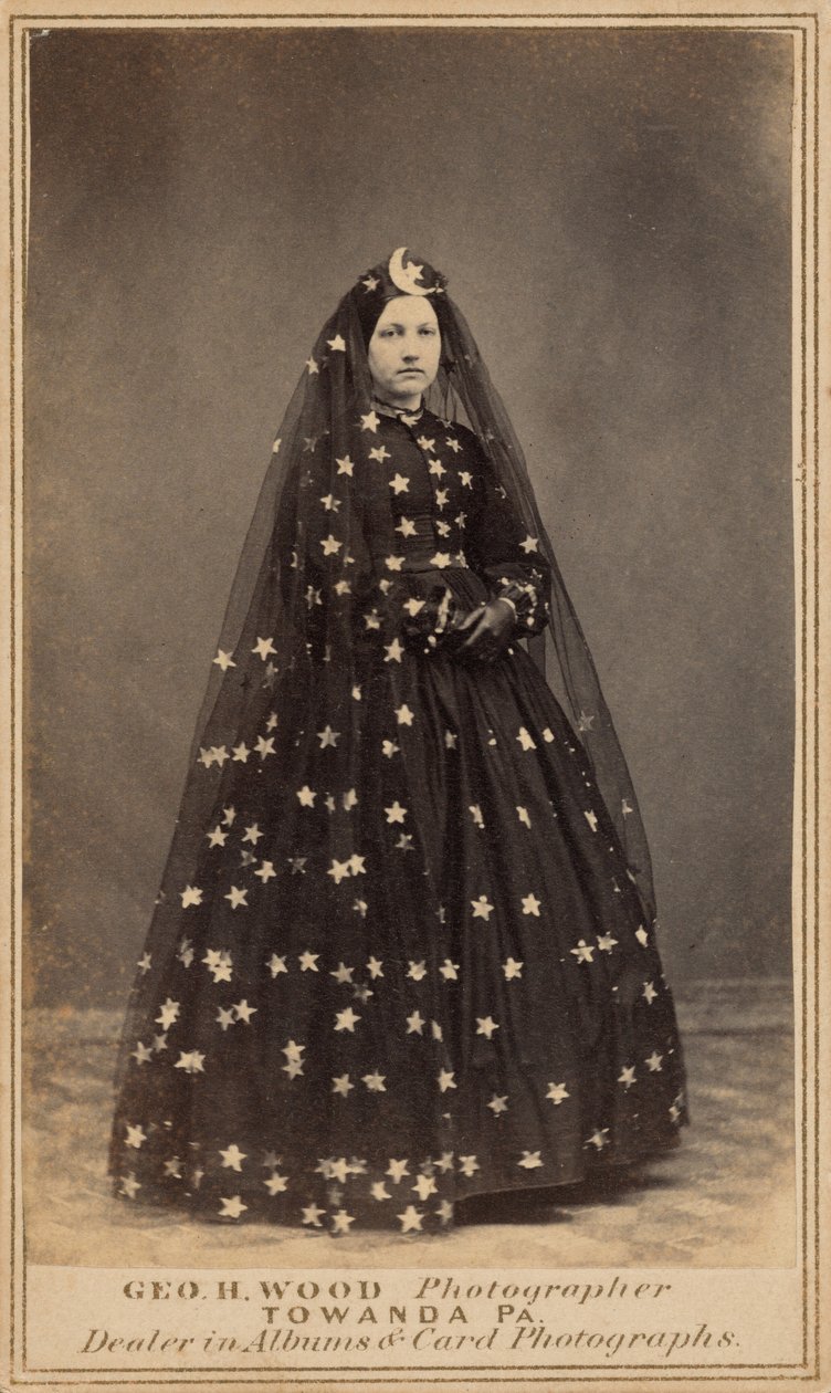 Mulher em traje de Rainha da Noite,c. 1860 (foto) de George H. Wood