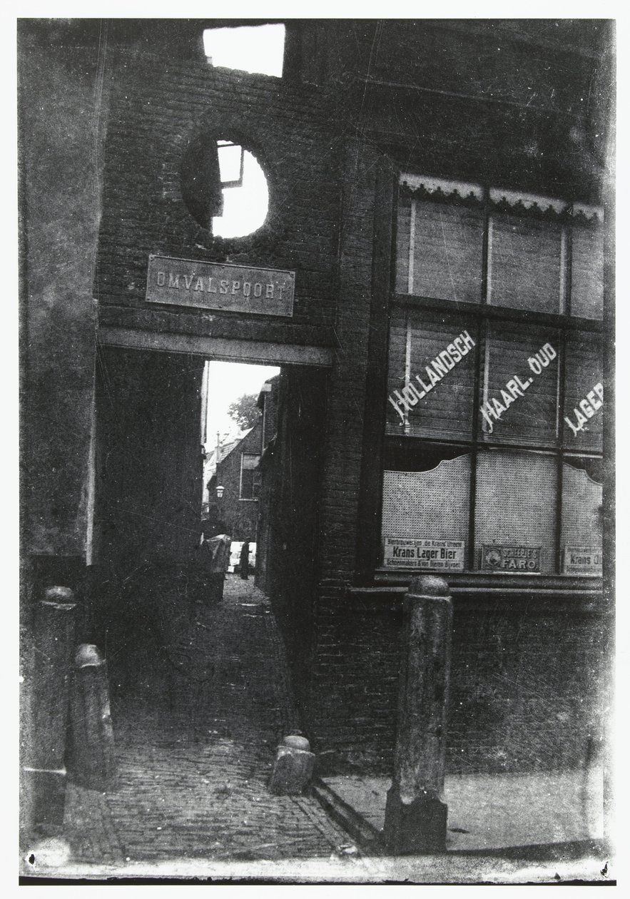 Ver através do Omvalspoort em Haarlem de George Hendrik Breitner