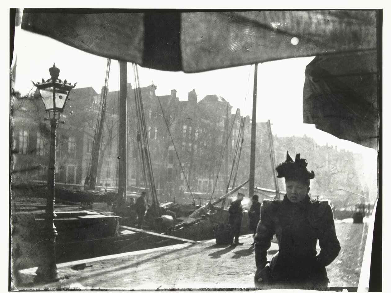 Retrato de uma mulher a passear ao longo do Prinsengracht em Amesterdão de George Hendrik Breitner