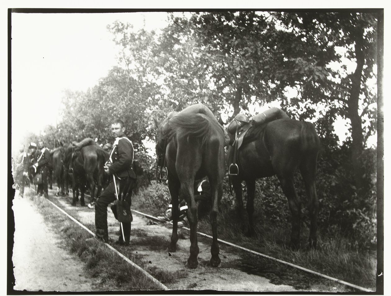 Cavalaria descansando ao longo de uma ferrovia de George Hendrik Breitner