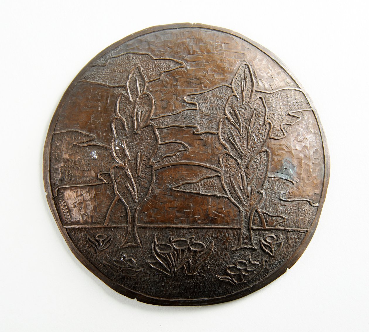 Placa convexa com árvores, nuvens e flores (metal) de George James Frampton