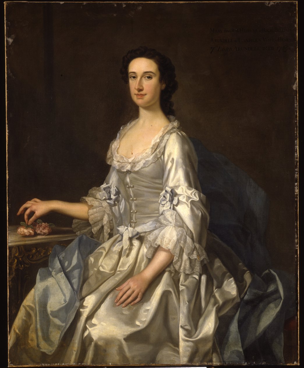 Mary, esposa de Henry, sétimo lorde Arundell de Wardour, em um vestido cinza de cetim, segurando rosas por uma mesa de George Knapton