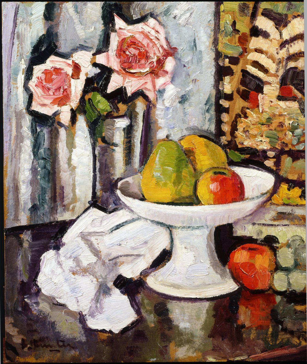 Natureza morta com tigela de frutas e um vaso de rosas de George Leslie Hunter