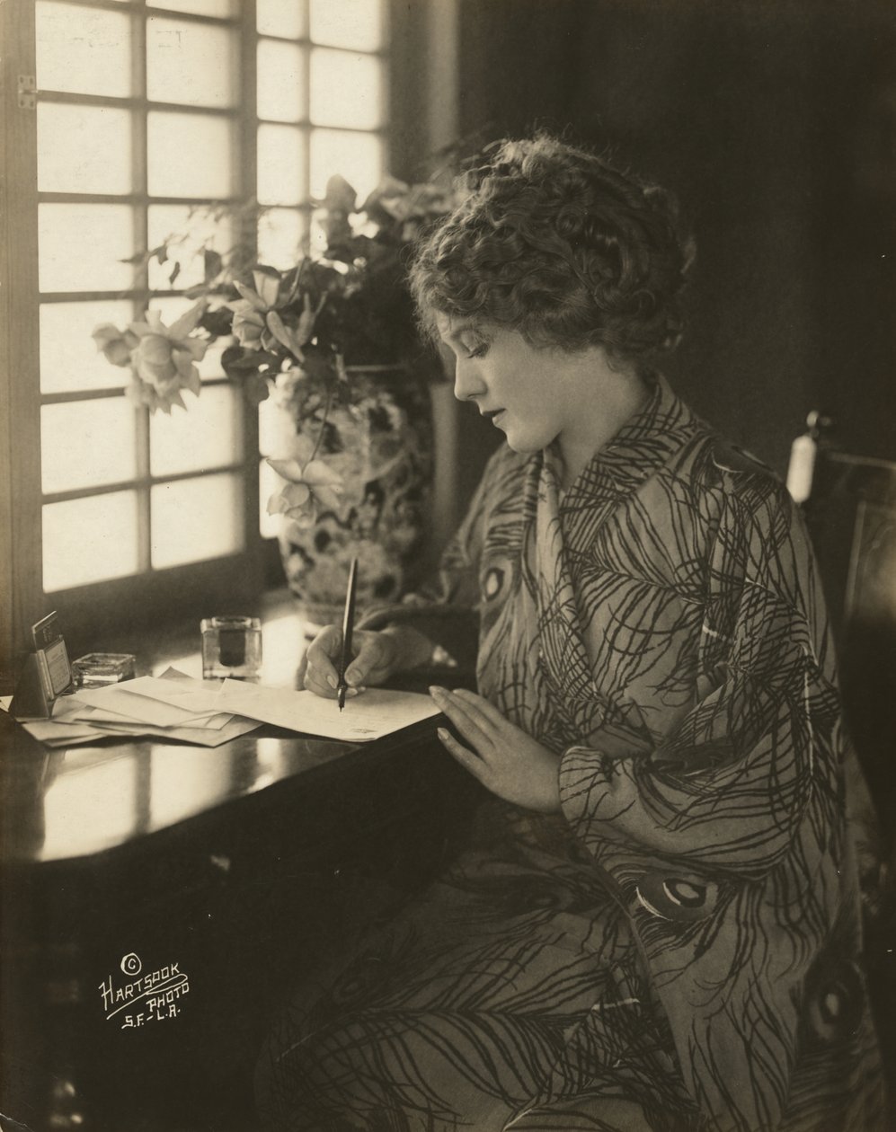 Mary Pickford, usando um quimono, escrevendo numa secretária, c.1918 (foto a p/b) de Bartolome Esteban and studio Murillo