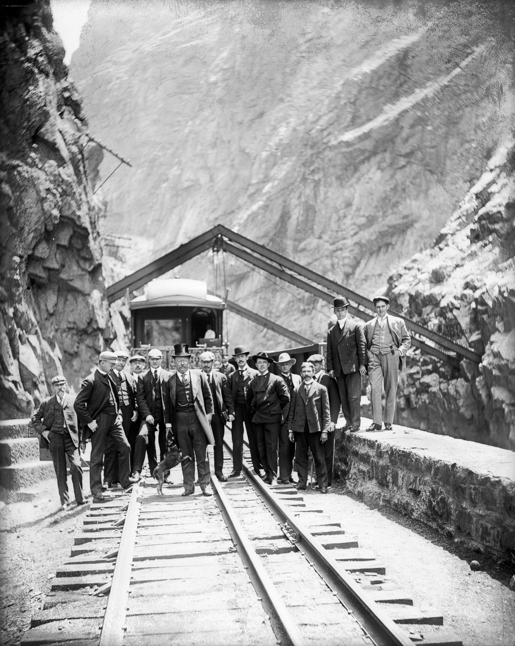 Ponte suspensa - Presidente Theodore Roosevelt e festa no Royal Gorge do rio Arkansas, 8 de maio de 1905 de George Lytle Beam