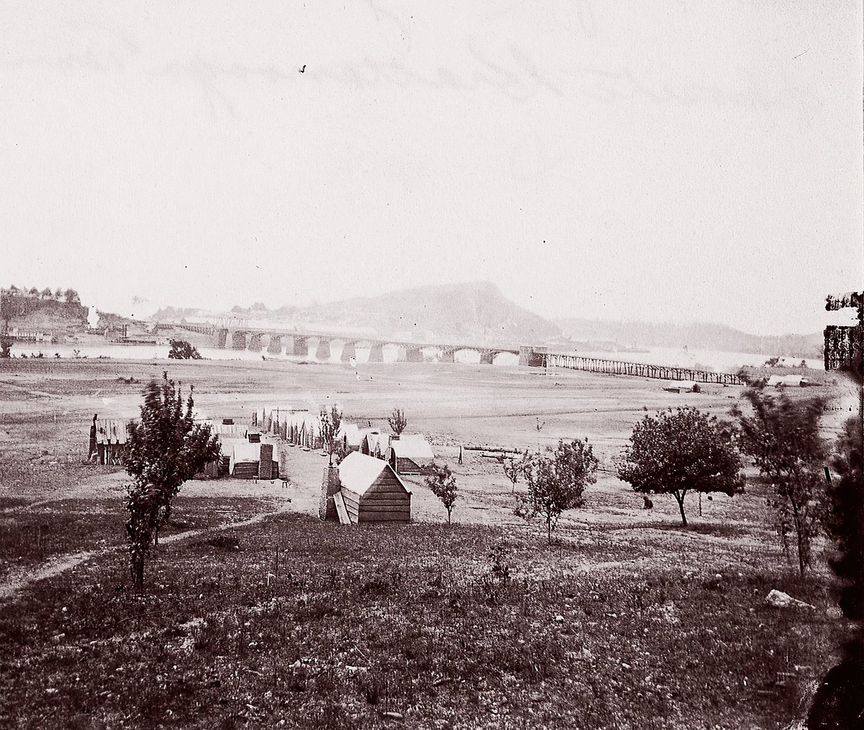 Acampamento dos Construtores de Pontes em frente a Chattanooga, ca. 1864. de George N. Barnard