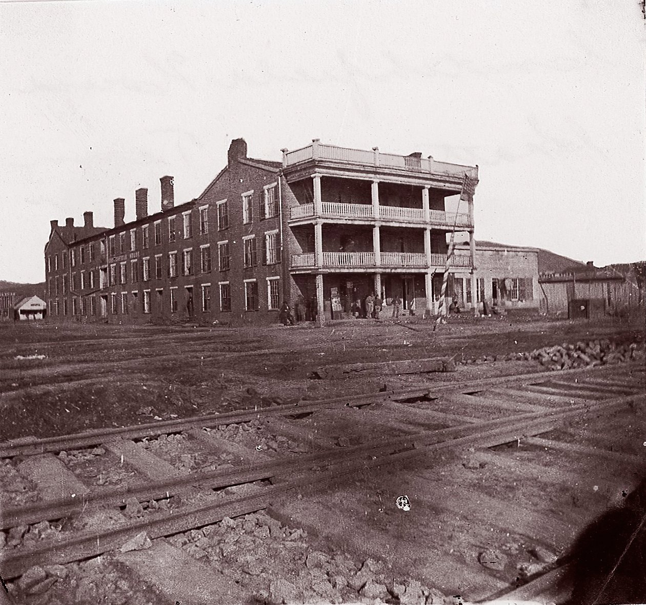 Crutchfield House, Chattanooga, Tennessee, ca. 1864. de George N. Barnard