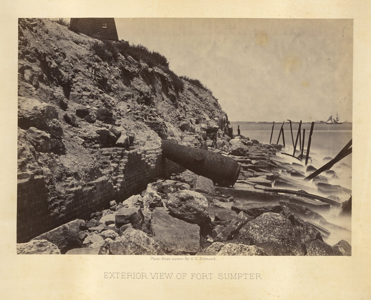 Vista exterior do Forte Sumpter de George N. Barnard